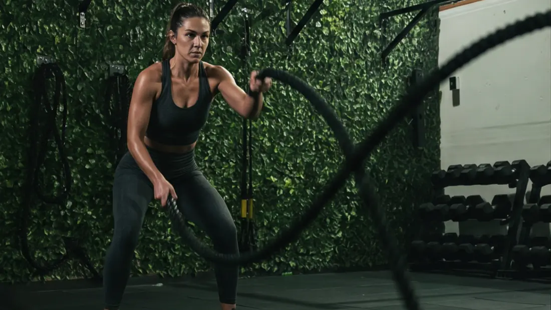 Cuerdas de batalla en la clase de HIIT de SYBA