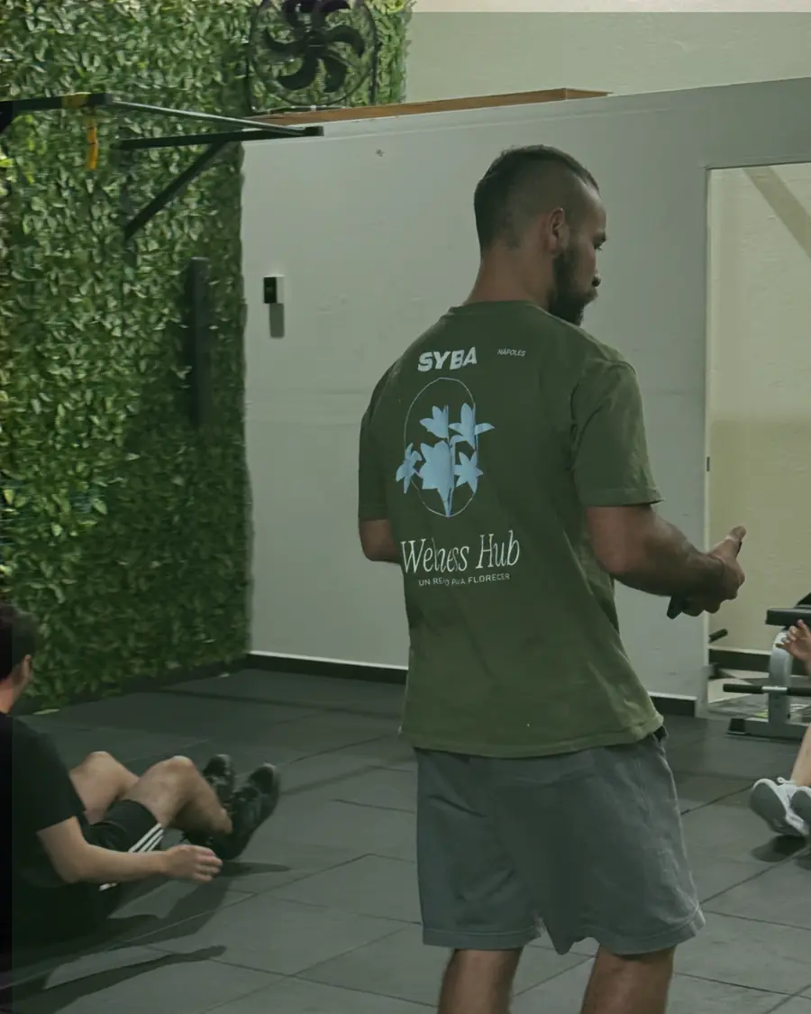 Coach de SYBA con playera de la marca guiando la clase