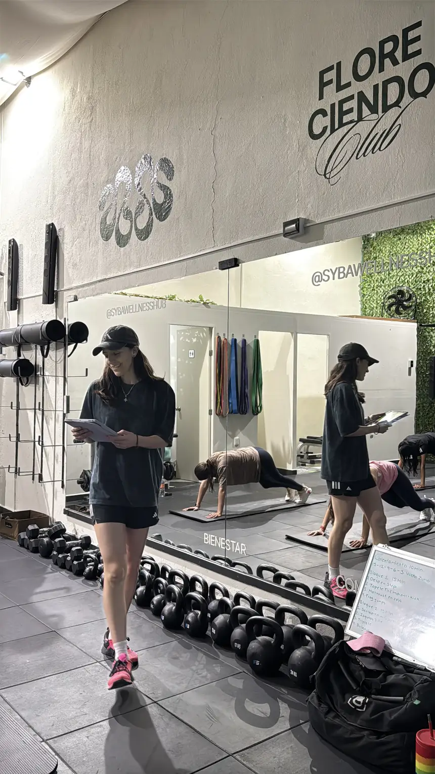 Coaches de SYBA revisando la clase frente a la pared Floreciendo Club