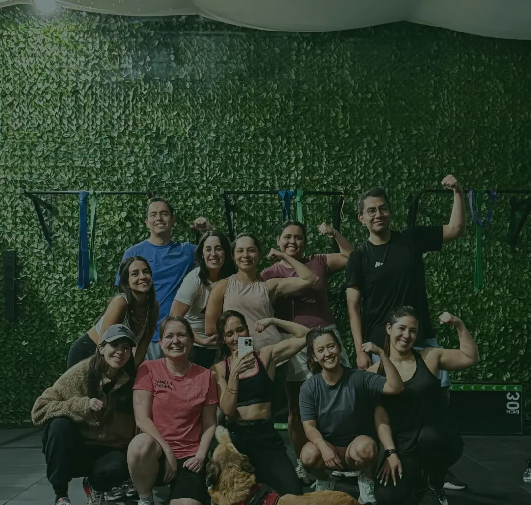 Grupo de alumnas y alumnos de SYBA posando juntos al terminar la clase