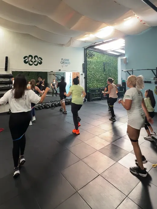 Clase de Dance Fit en SYBA: grupo bailando frente al espejo
