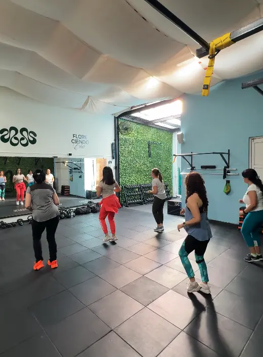 Grupo bailando en la clase de Dance Fit de SYBA