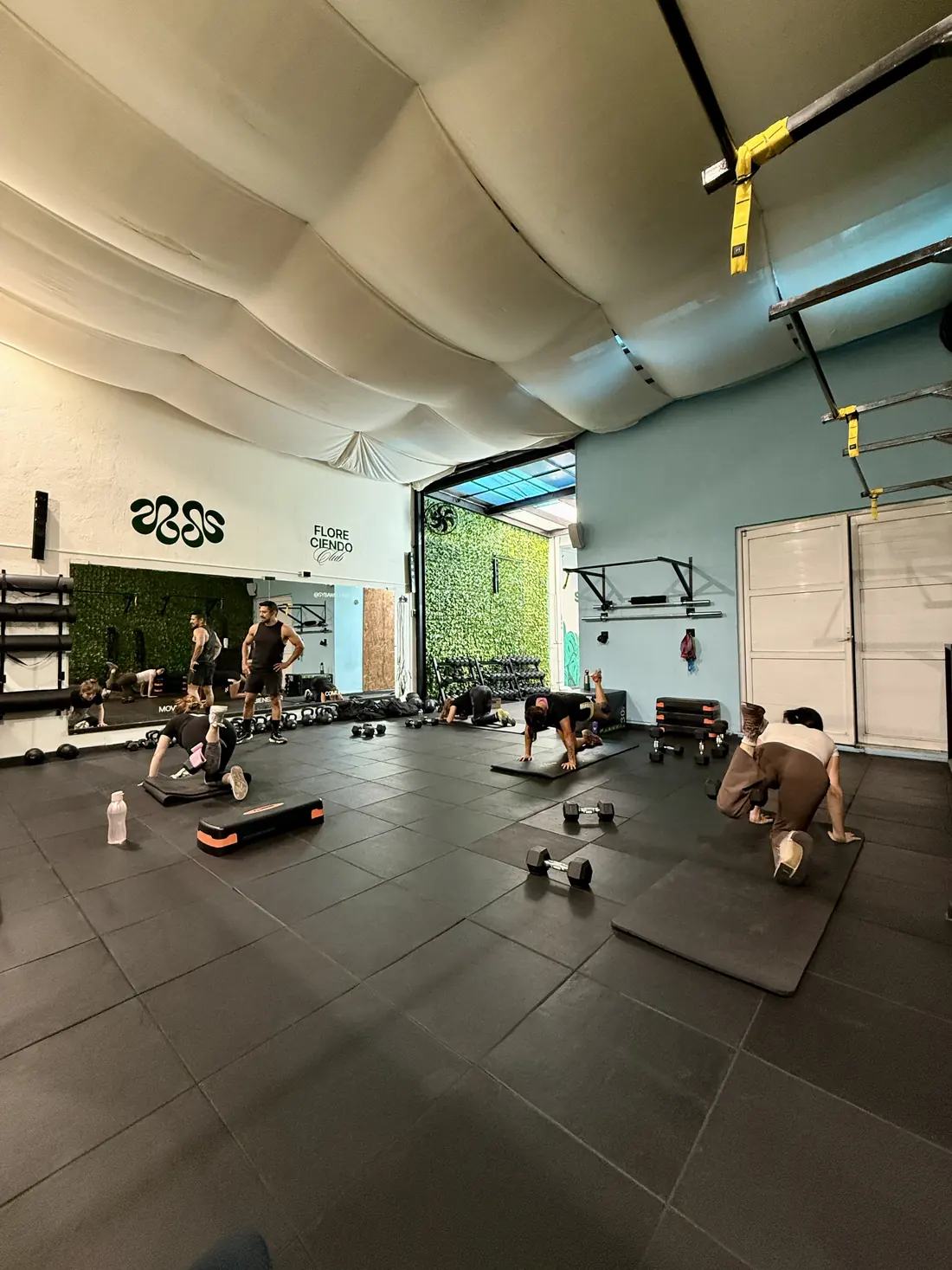Clase híbrida del sábado en SYBA: cardio y fuerza con steps y mancuernas