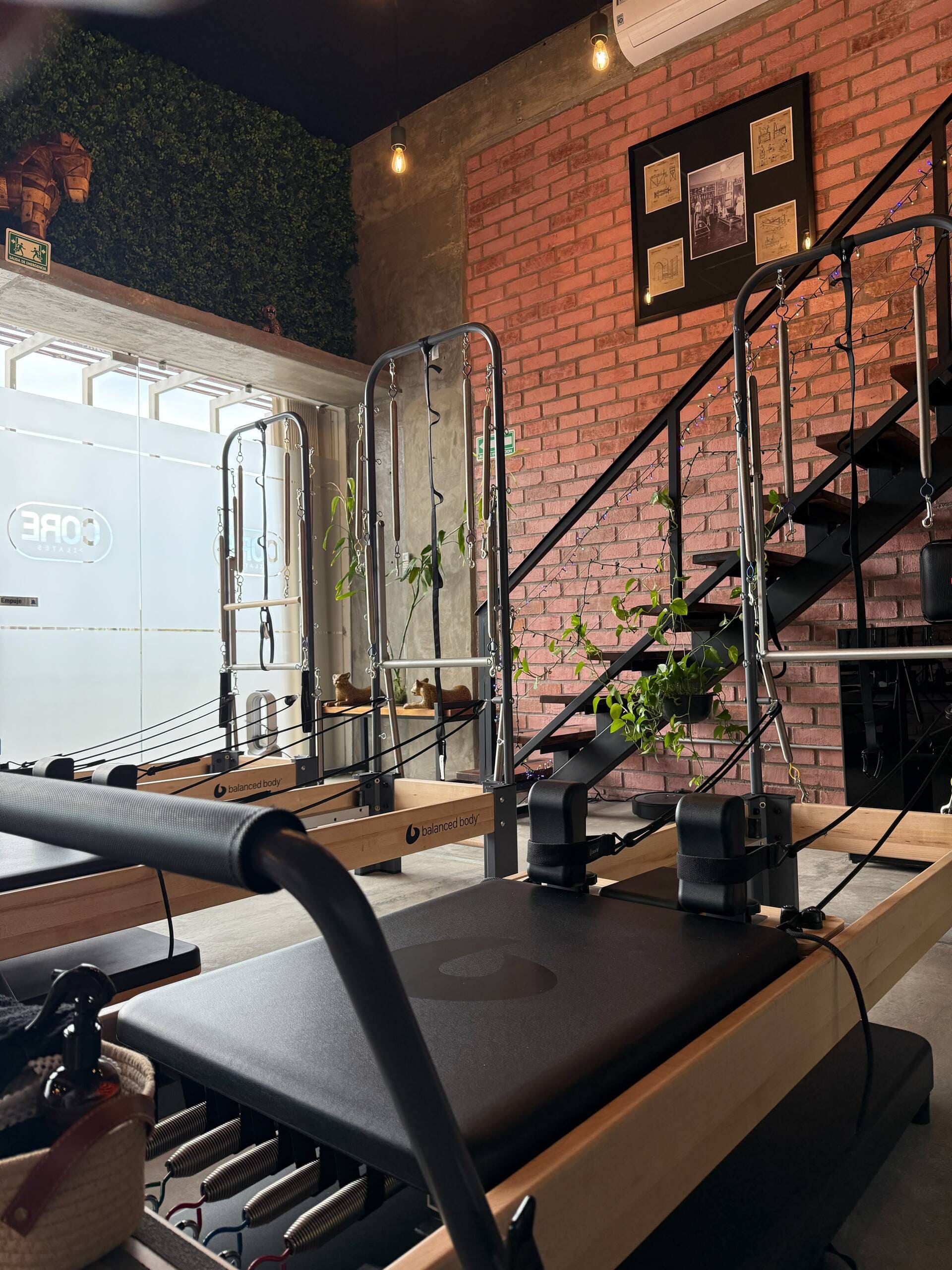 Interior del estudio Core Pilates Cabo